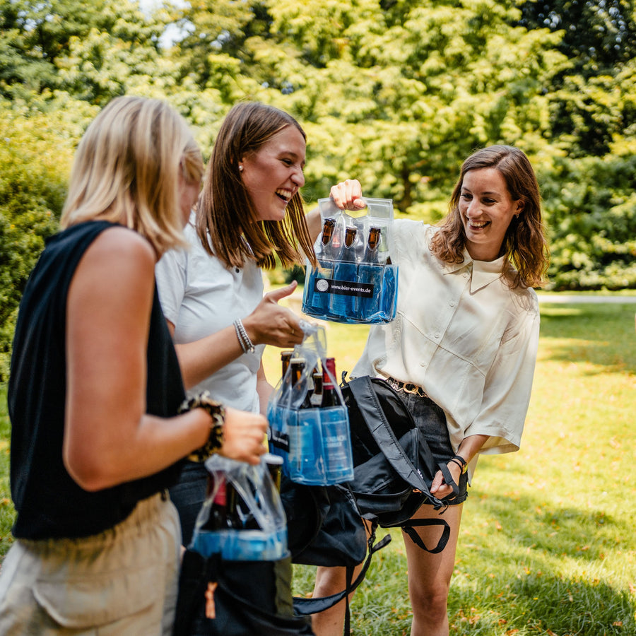 BeerTour Team 3 in Österreich: friends with beer in the park as a product image for a BeerTour.