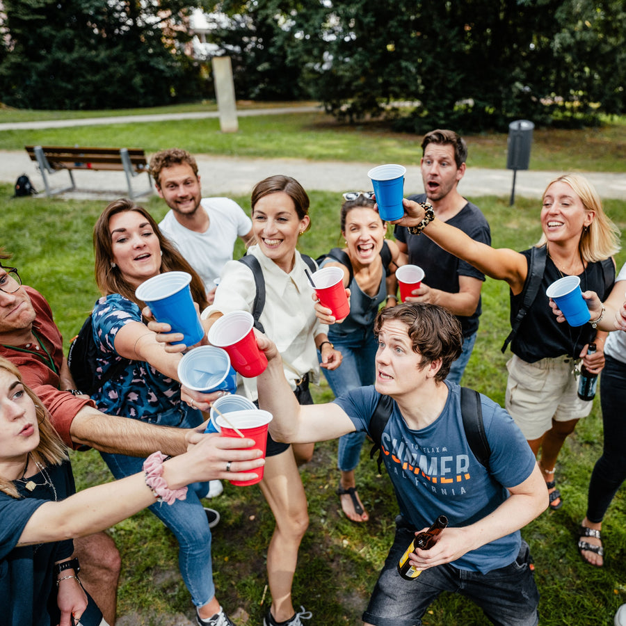 Rallye Bière L en Belgien : groupe avec gobelets rouges pour une BeerTour.