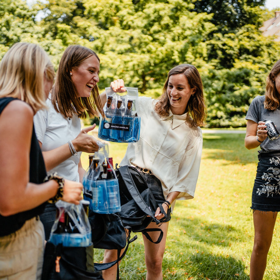 Øltur M i Dänemark: gruppe med drikkevarer i parken som produktfoto til en BeerTour.